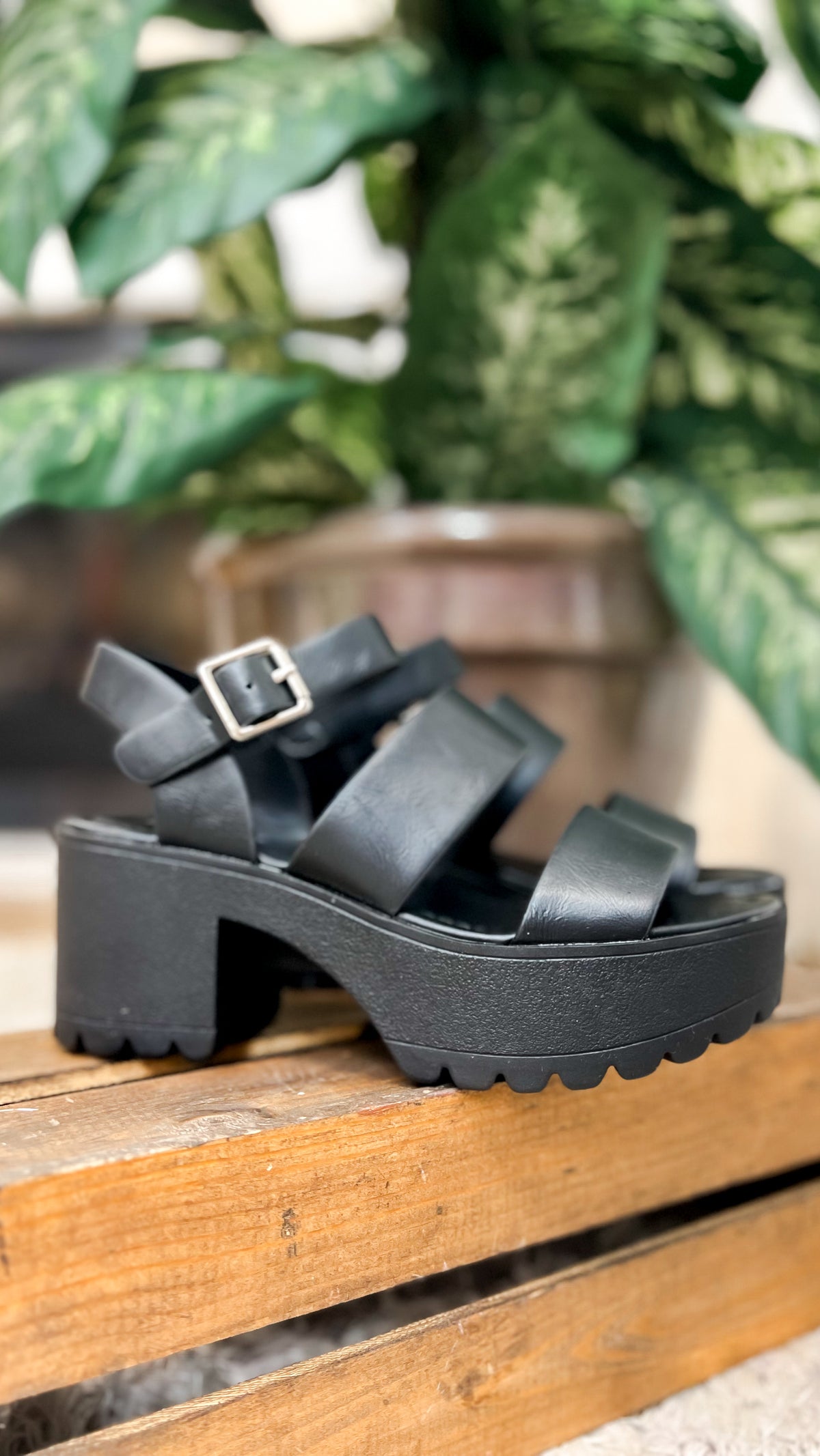 Cher Chunky Heel Sandal: Black