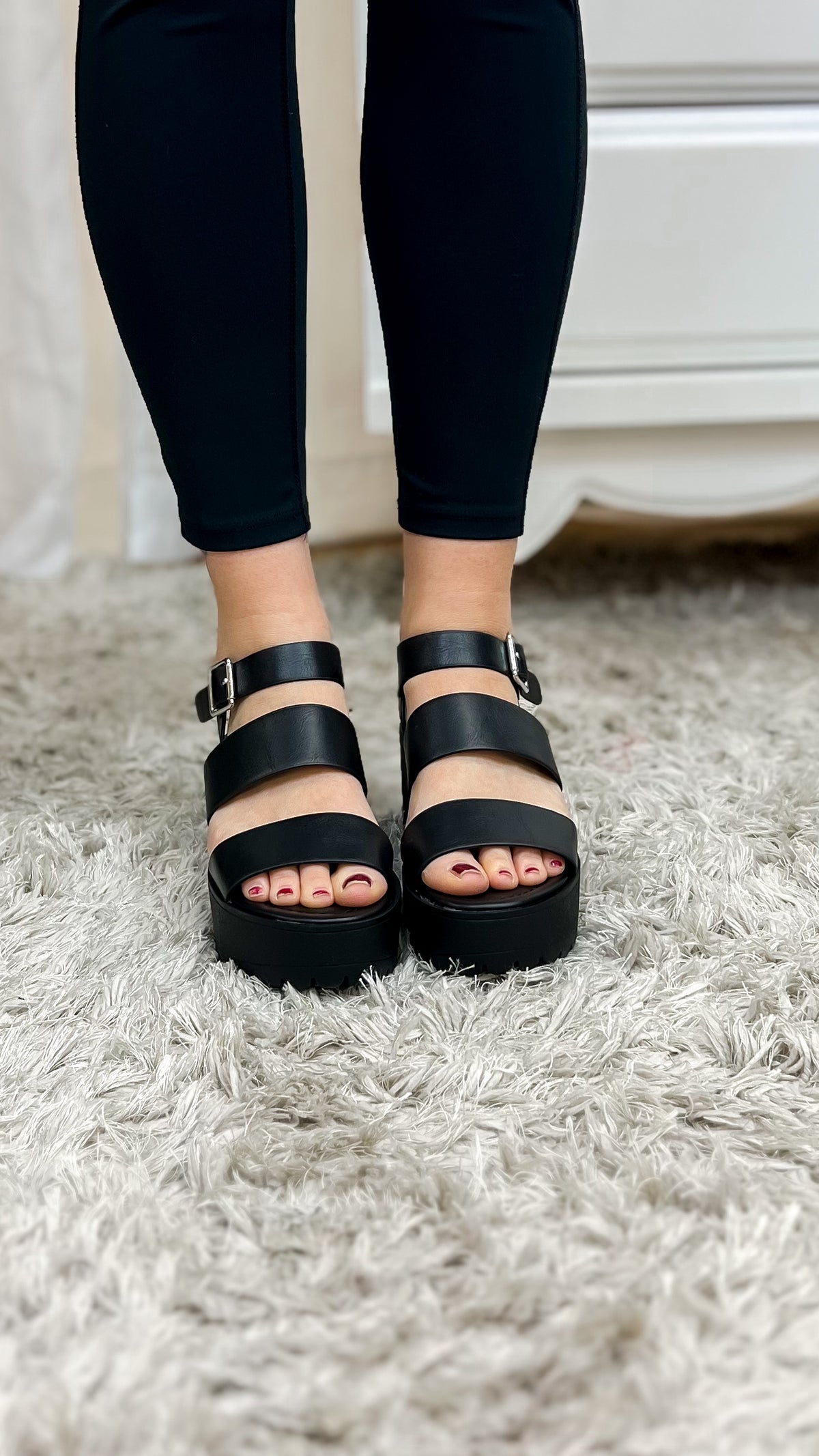 Cher Chunky Heel Sandal: Black